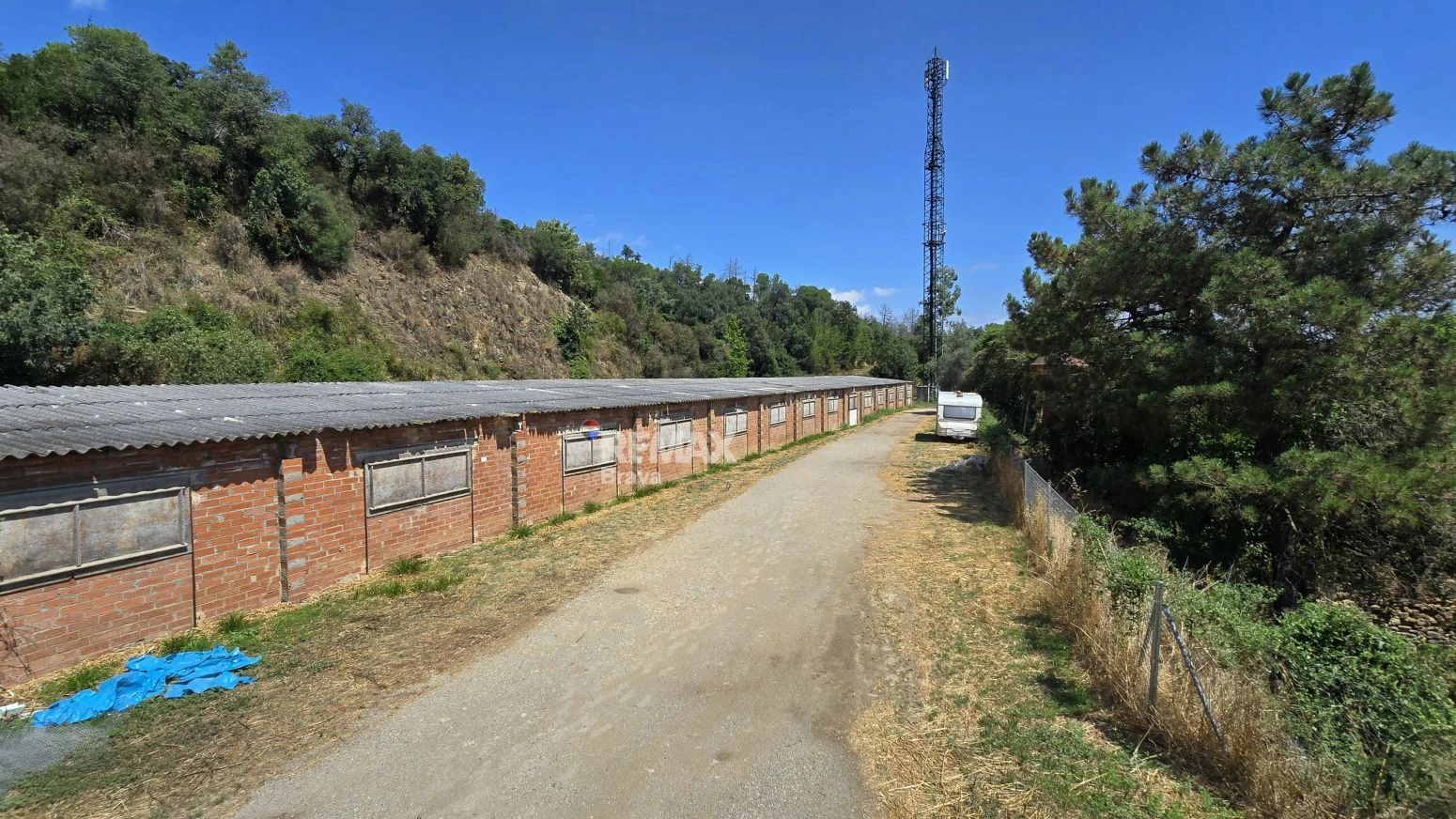 Finca Rústica 12h en Brunyola con Naves Avícolas Alquiladas e Ingresos Mensuales