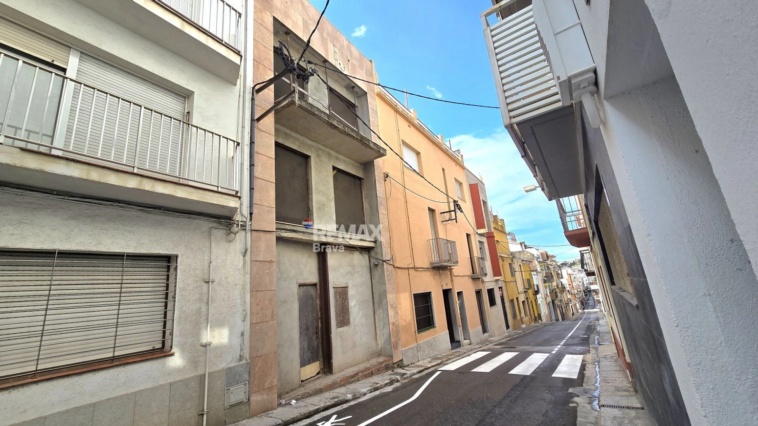 Exclusiva Oportunidad en Blanes: Solar con Más de 500 m² Construidos