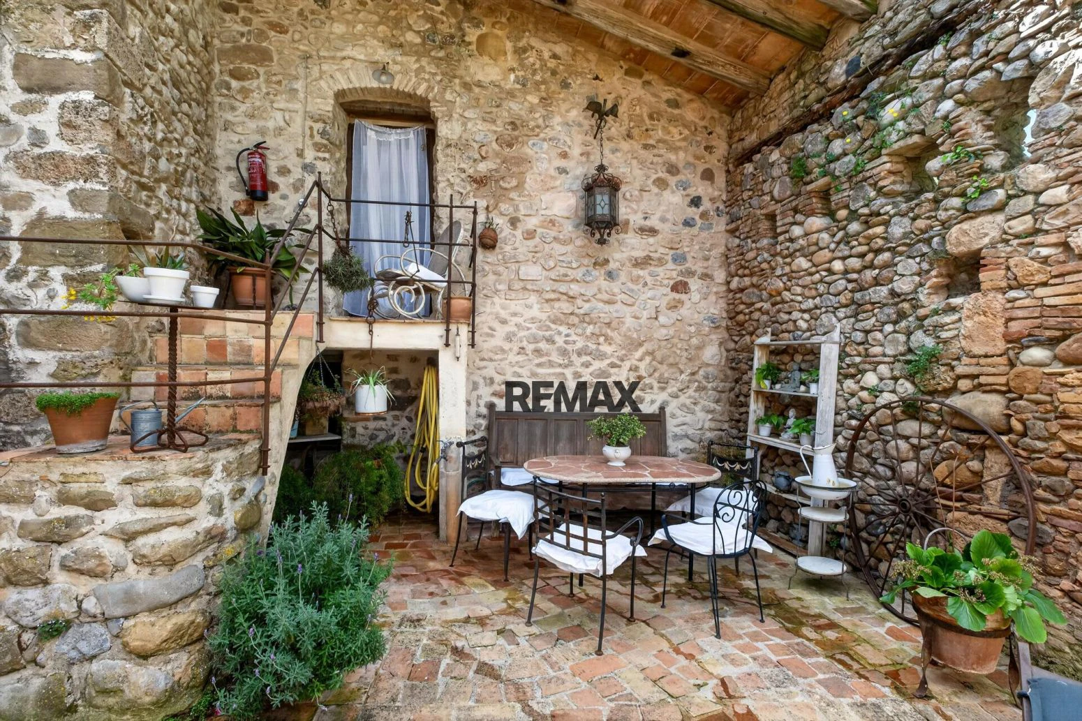 Casa de pueblo con encanto y más de 500 m² entre el Pla de l’Estany y l’Alt Empordà con licencia turística