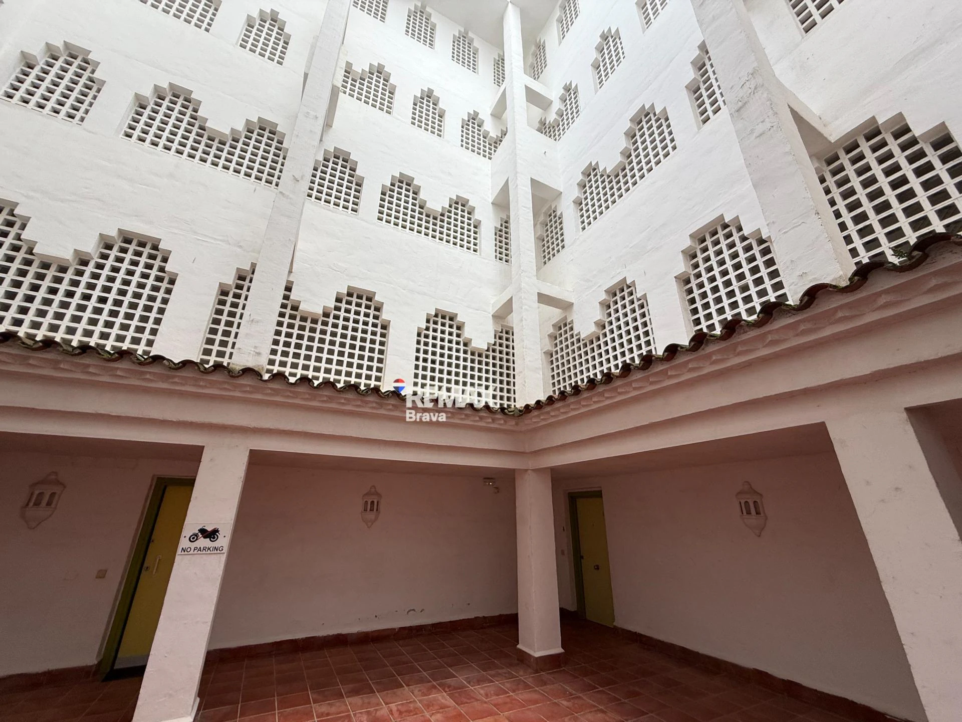 Exclusivo apartamento con amarre privado, gran terraza y licencia turística en Santa Margarida – Roses.