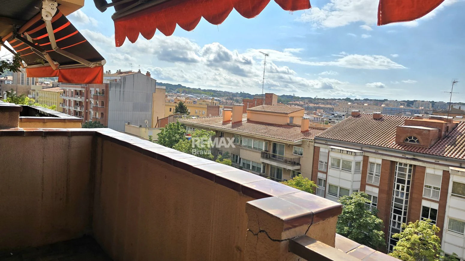 Luminoso Piso en Planta Alta con Terraza en una de las Mejores Zonas de Girona