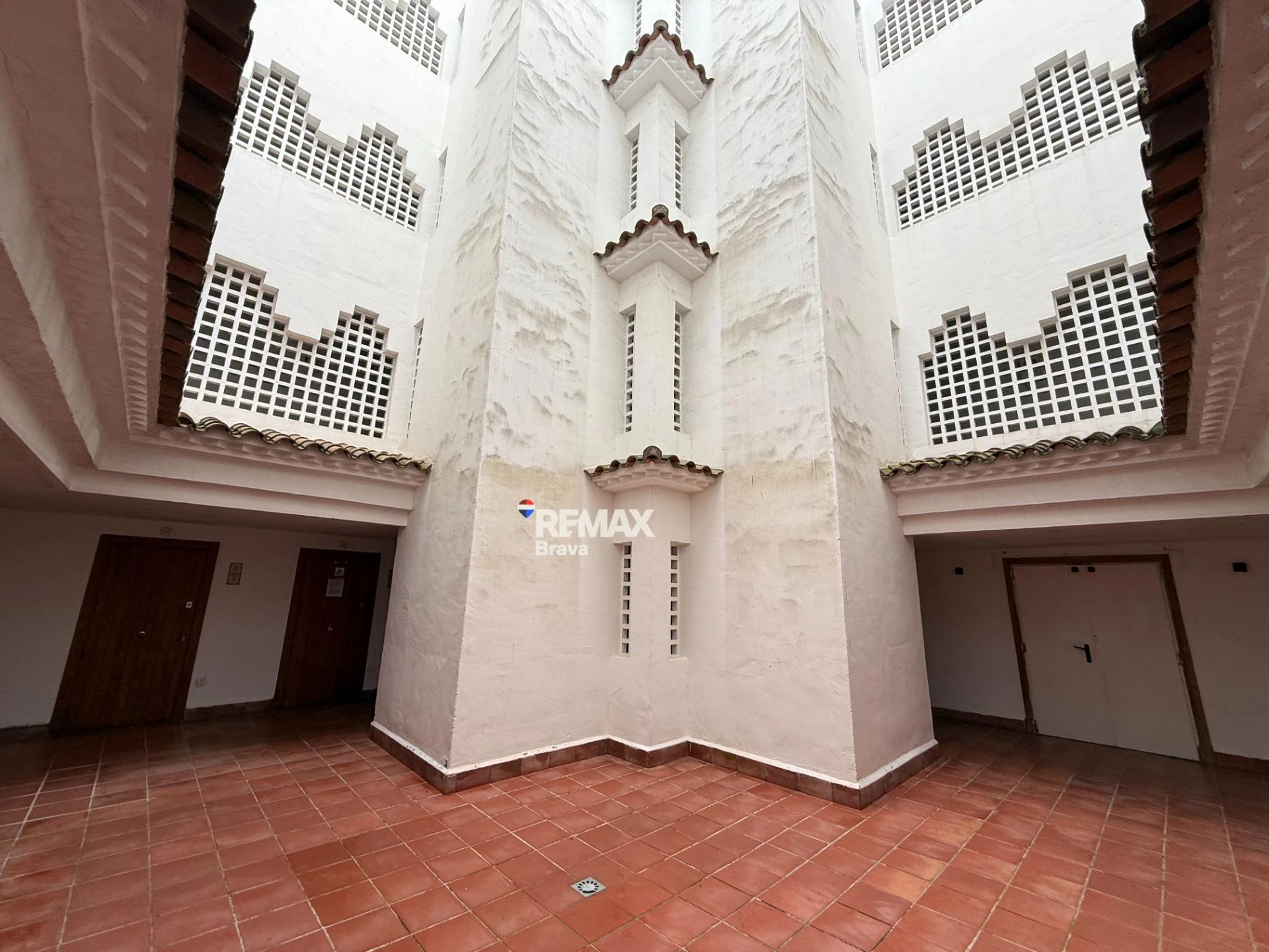 Exclusivo apartamento con amarre privado, gran terraza y licencia turística en Santa Margarida – Roses.