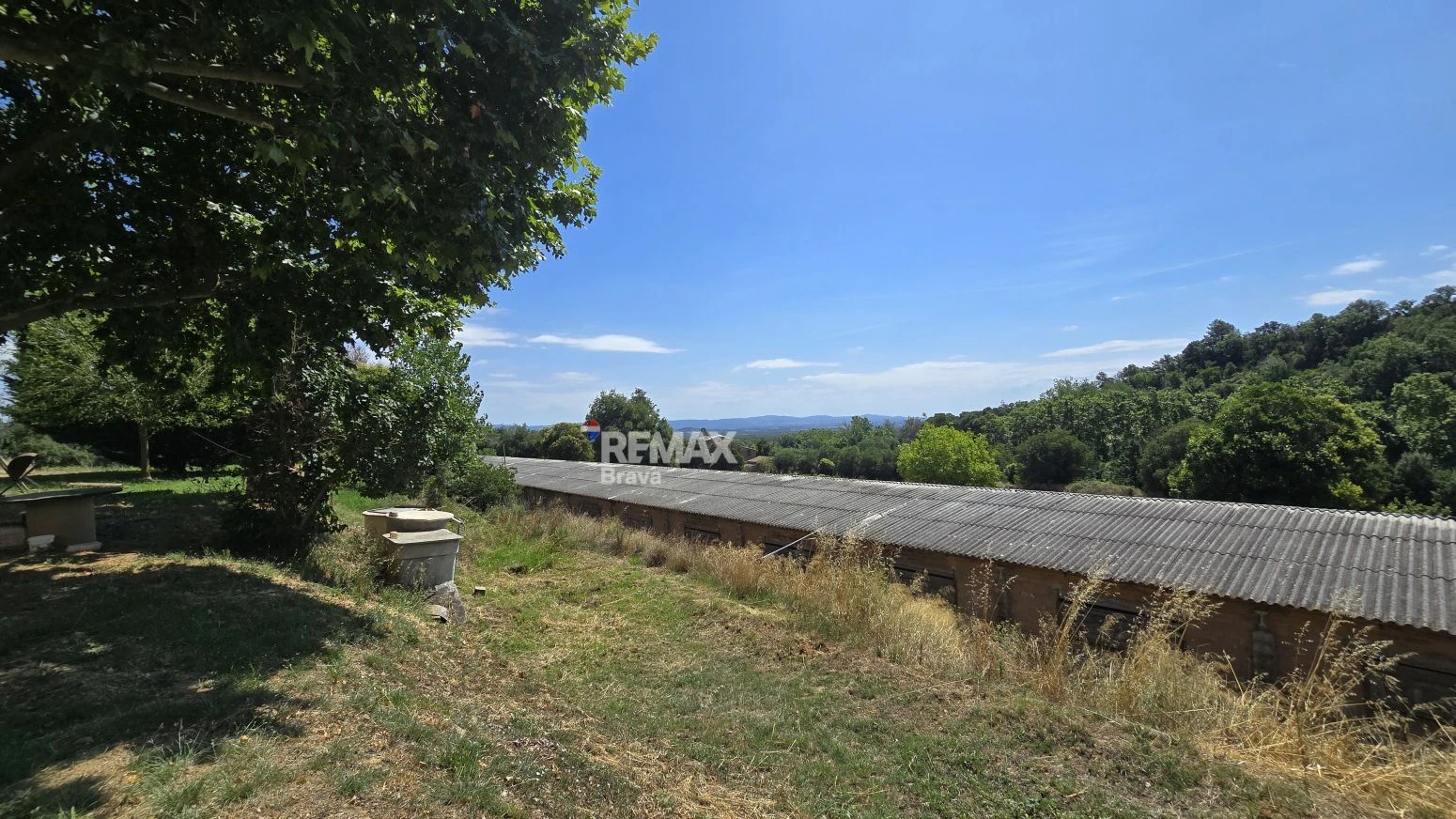 Finca Rústica 12h en Brunyola con Naves Avícolas Alquiladas e Ingresos Mensuales