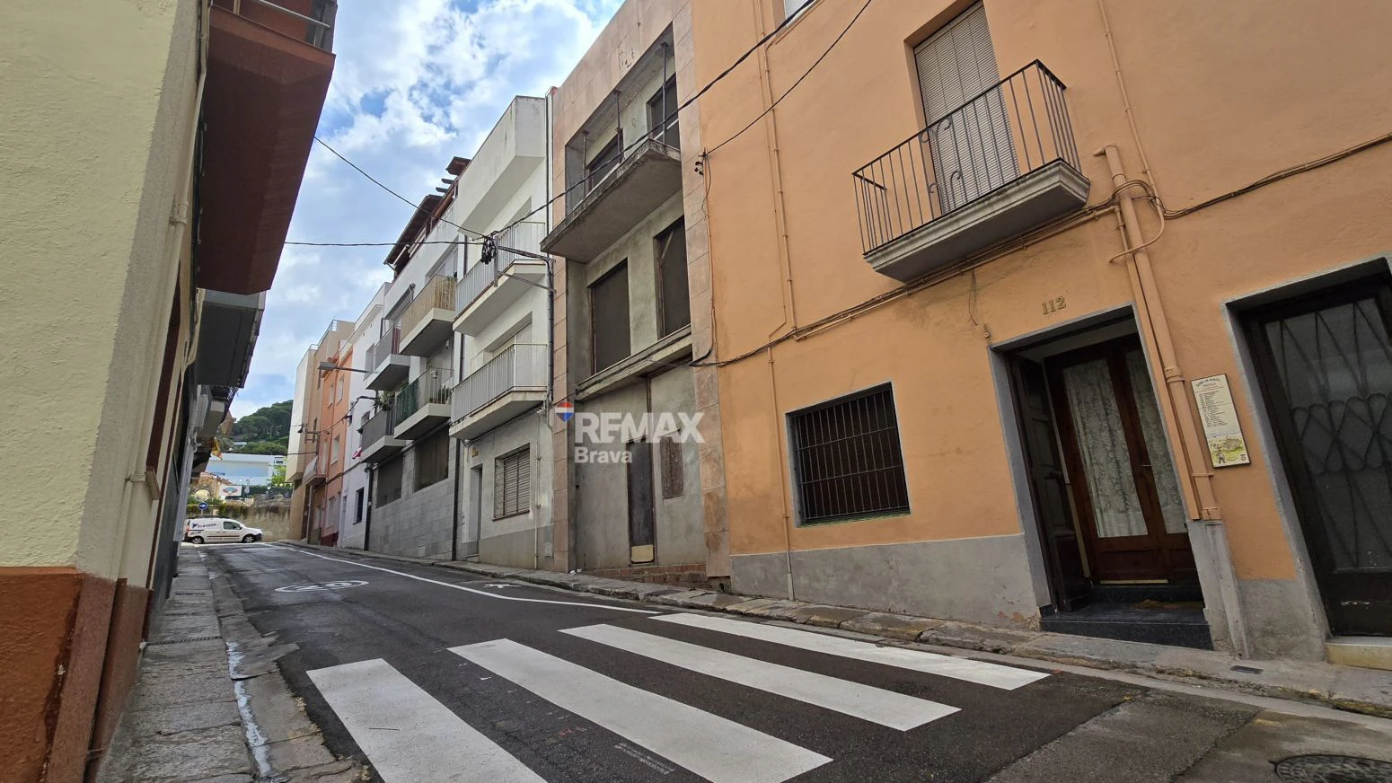 Exclusiva Oportunidad en Blanes: Solar con Más de 500 m² Construidos