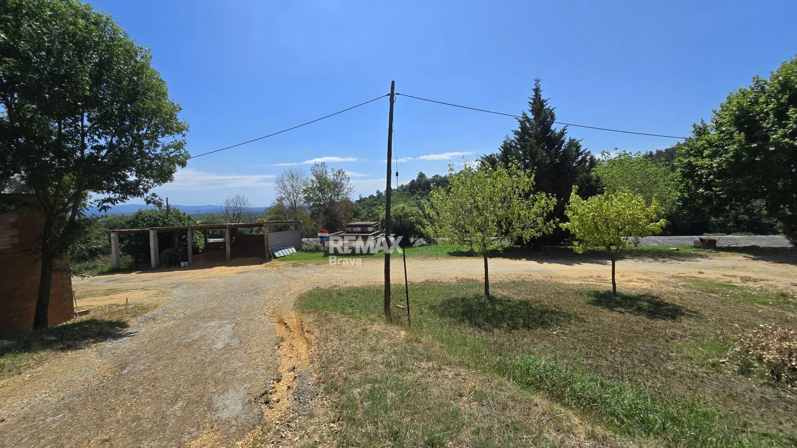 Finca Rústica 12h en Brunyola con Naves Avícolas Alquiladas e Ingresos Mensuales