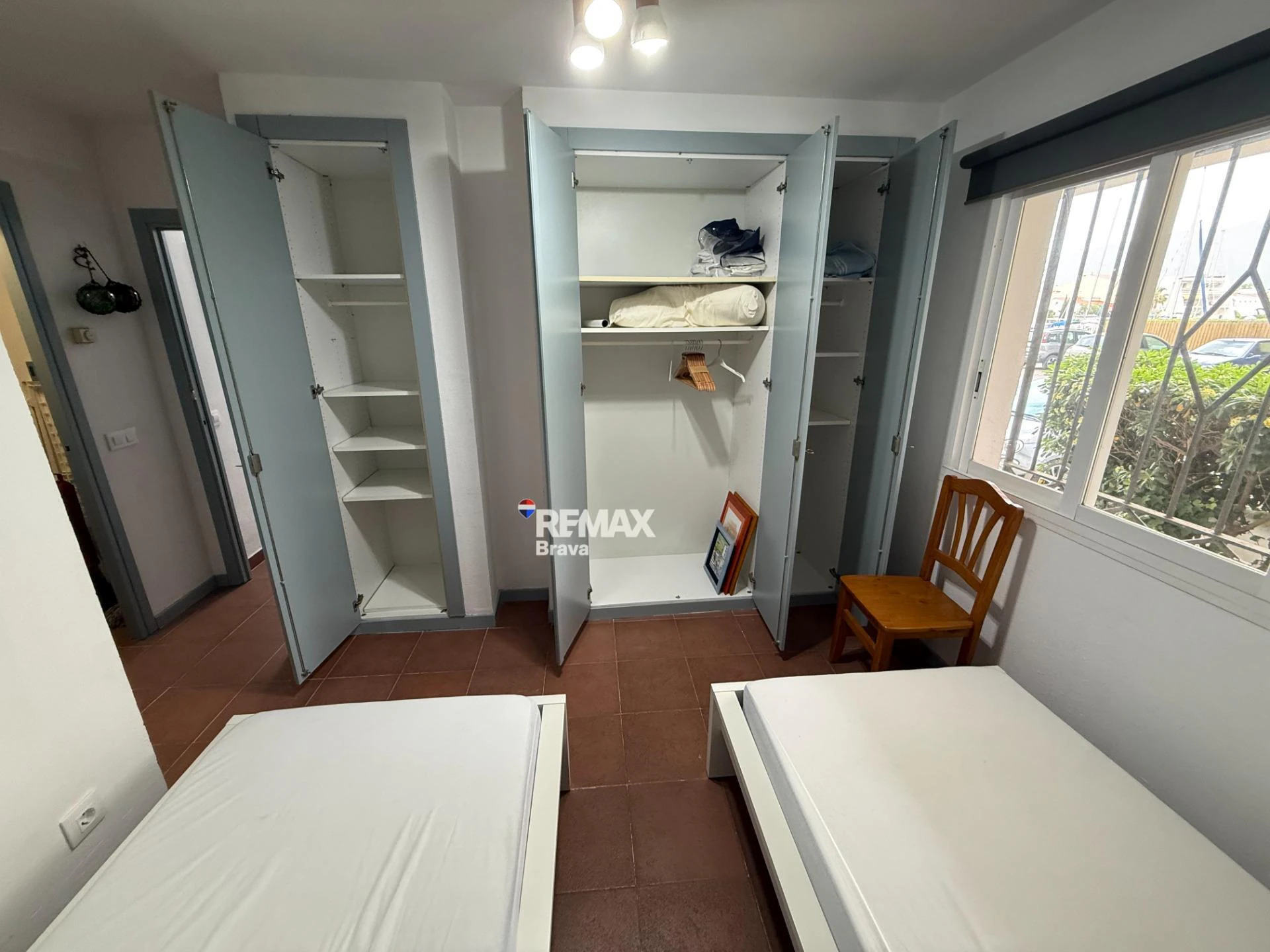 Exclusivo apartamento con amarre privado, gran terraza y licencia turística en Santa Margarida – Roses.