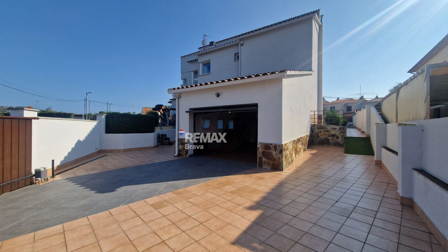 Exclusiva Vivienda en Roses sobre Parcela de 1.190 m² en Entorno Muy Tranquilo