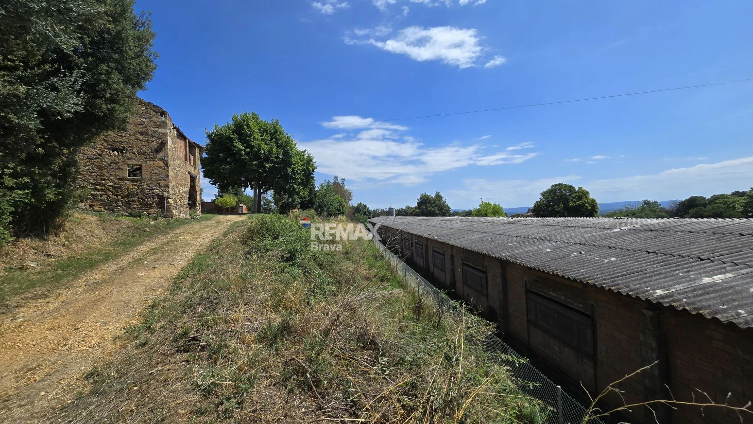Finca Rústica 12h en Brunyola con Naves Avícolas Alquiladas e Ingresos Mensuales