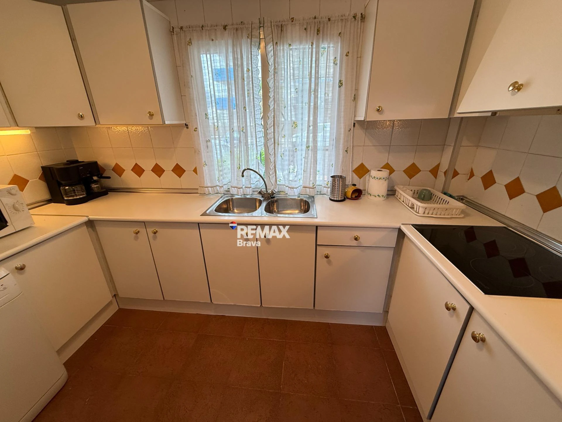 Exclusivo apartamento con amarre privado, gran terraza y licencia turística en Santa Margarida – Roses.