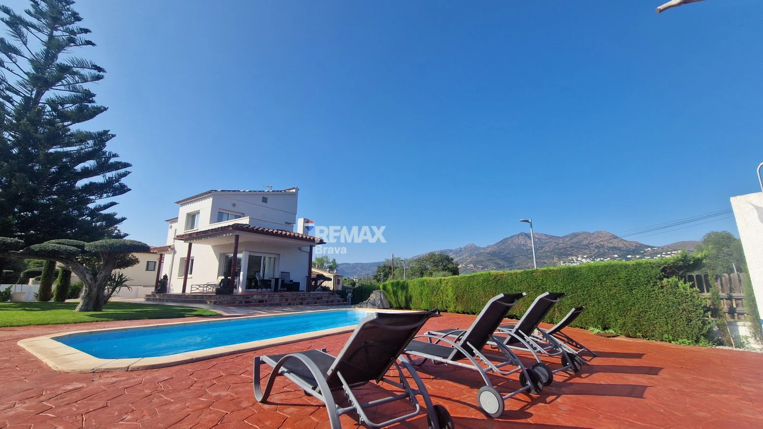 Exclusiva Vivienda en Roses sobre Parcela de 1.190 m² en Entorno Muy Tranquilo