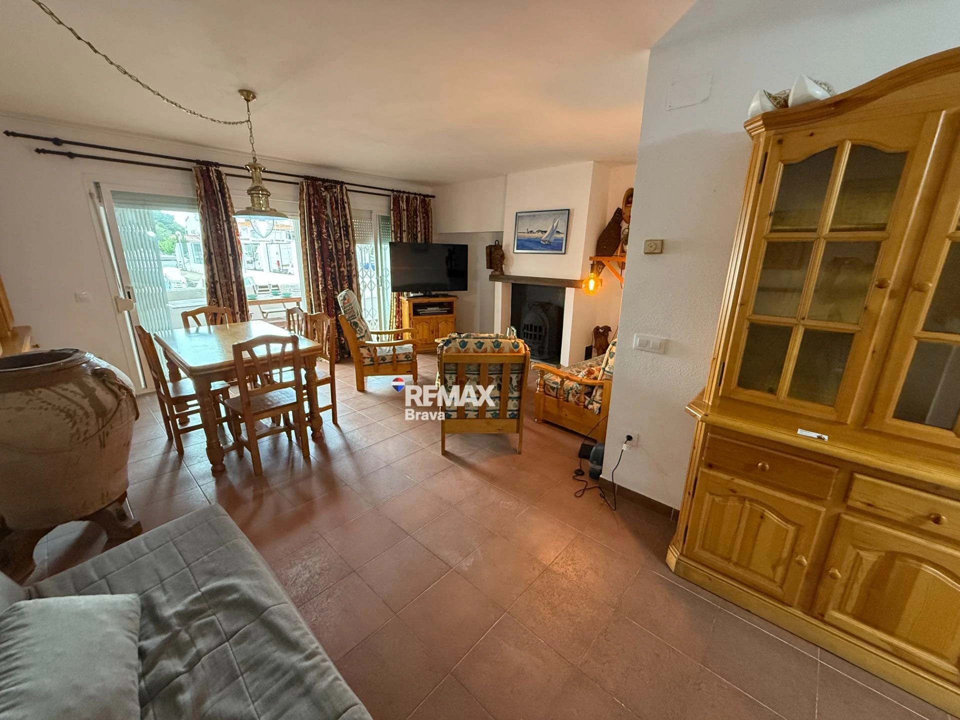 Exclusivo apartamento con amarre privado, gran terraza y licencia turística en Santa Margarida – Roses.