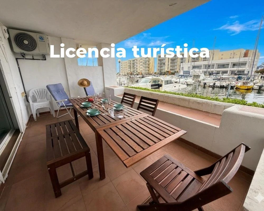 Exclusivo apartamento con amarre privado, gran terraza y licencia turística en Santa Margarida – Roses.