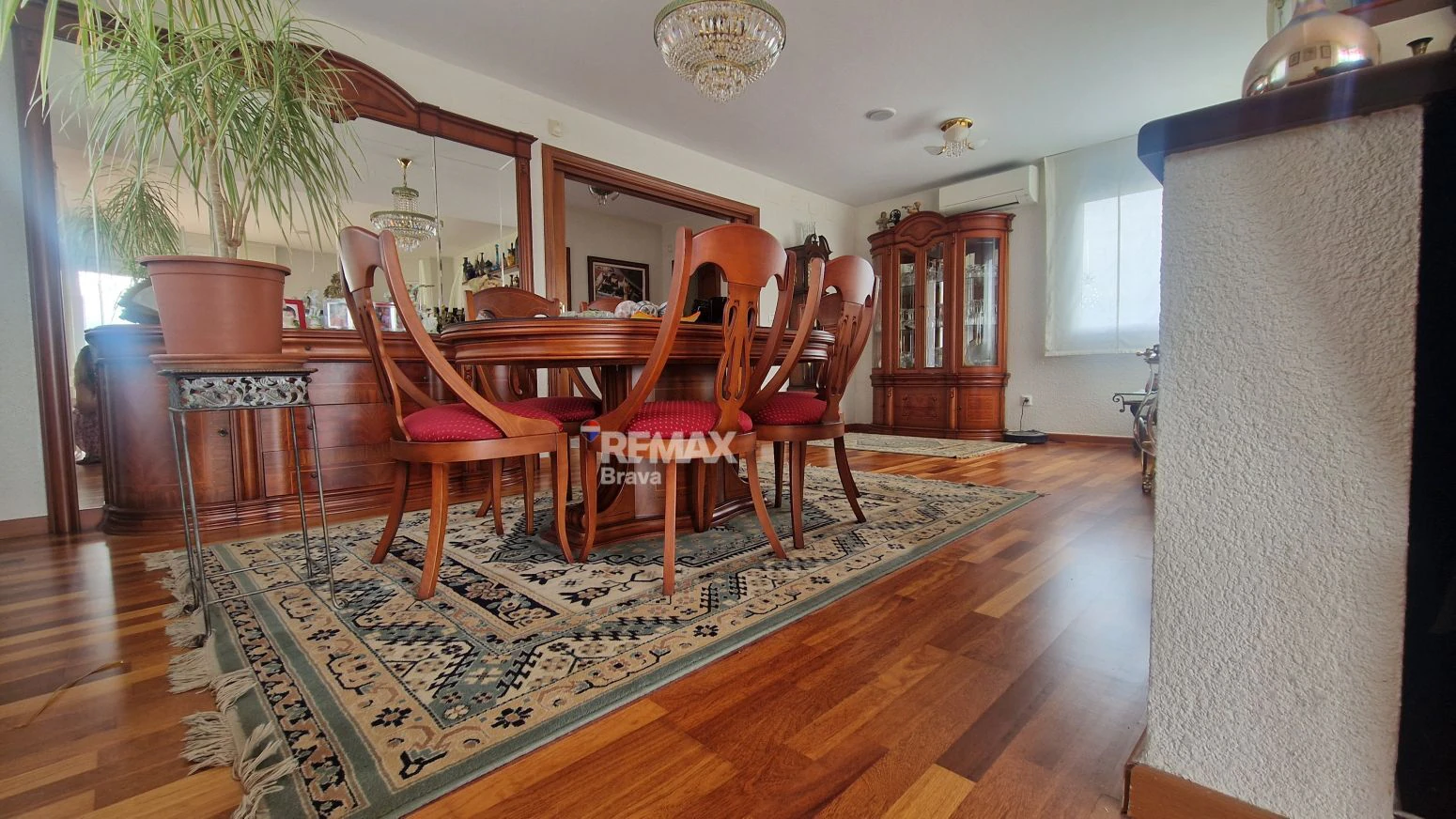 Exclusiva Vivienda en Roses sobre Parcela de 1.190 m² en Entorno Muy Tranquilo