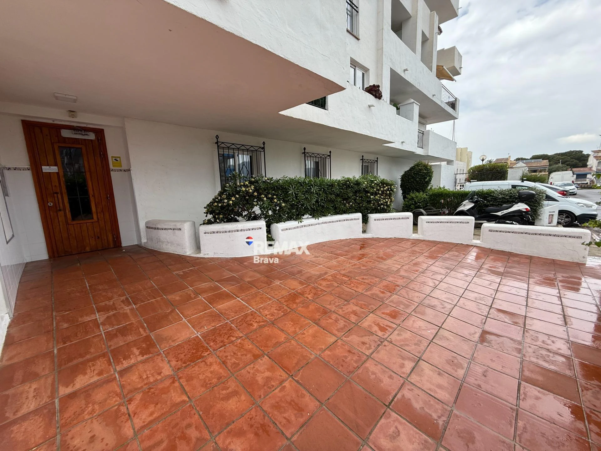 Exclusivo apartamento con amarre privado, gran terraza y licencia turística en Santa Margarida – Roses.
