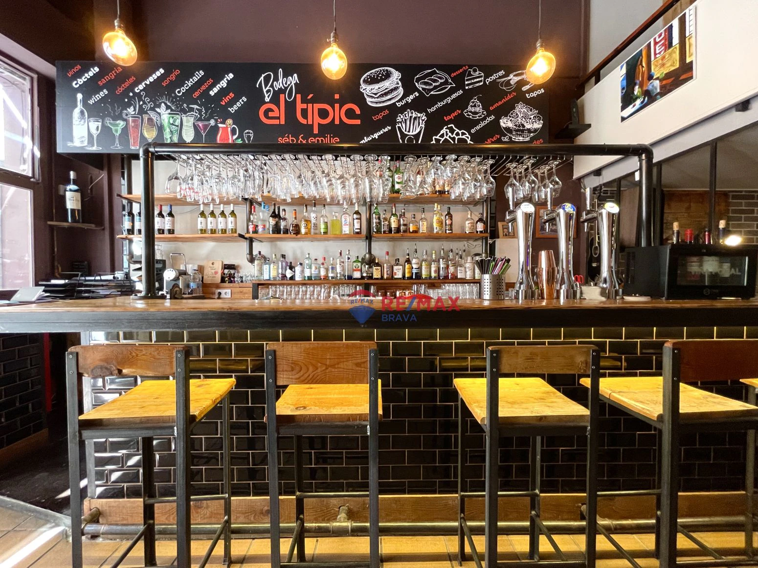 Roses, centro: se traspasa negocio de bar restaurante en inm