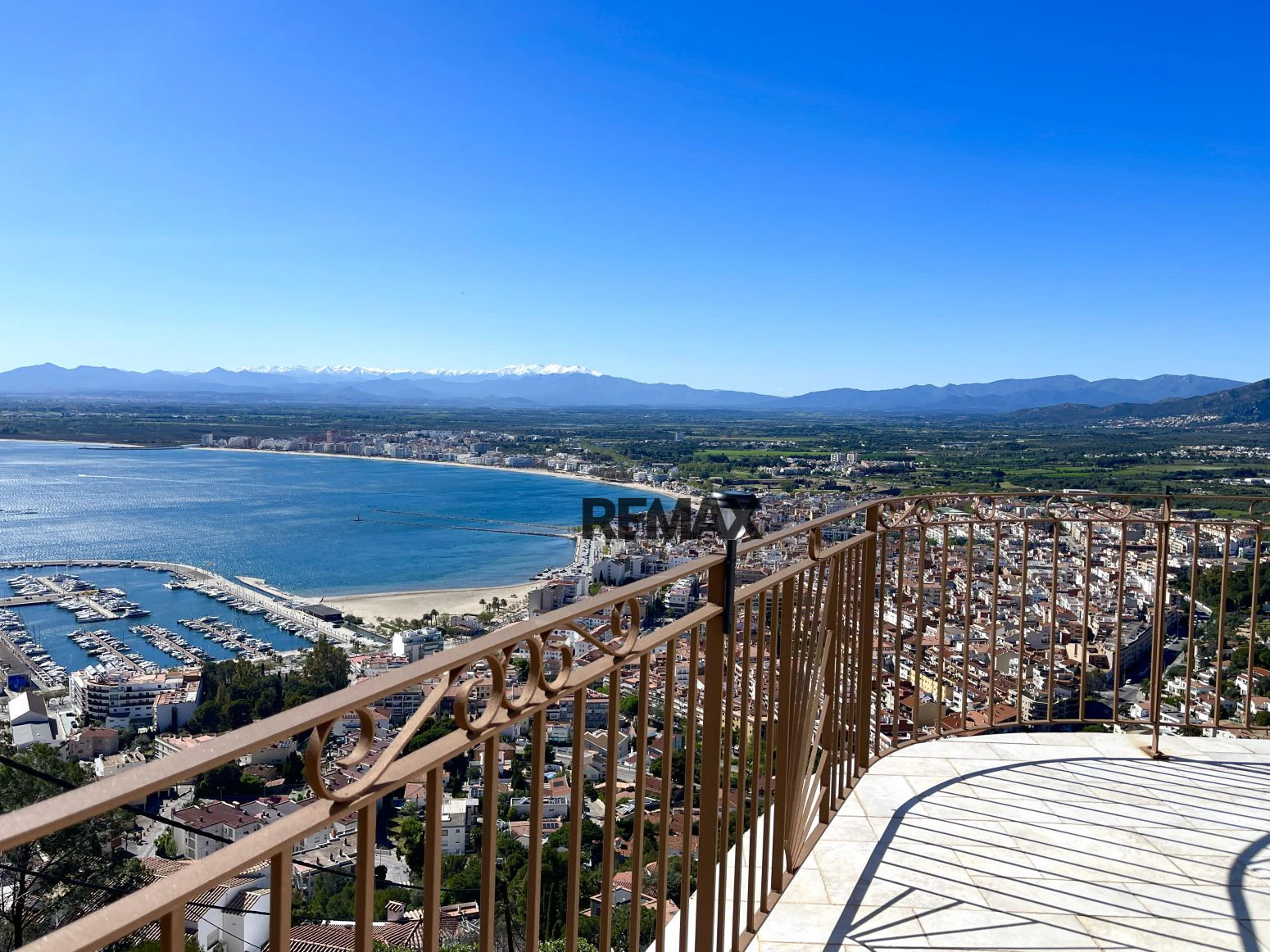 Villa mediterránea con espectaculares vistas al mar