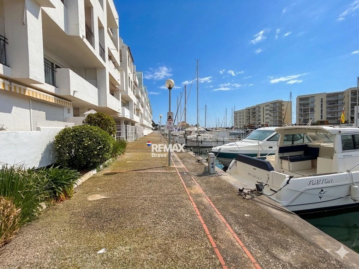 Exclusivo apartamento con amarre privado, gran terraza y licencia turística en Santa Margarida – Roses.