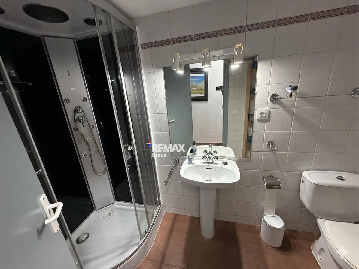 Exclusivo apartamento con amarre privado, gran terraza y licencia turística en Santa Margarida – Roses.