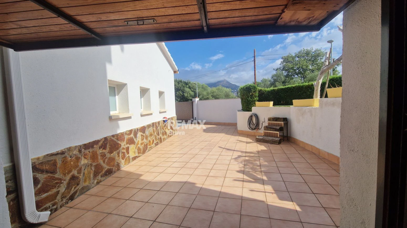 Exclusiva Vivienda en Roses sobre Parcela de 1.190 m² en Entorno Muy Tranquilo