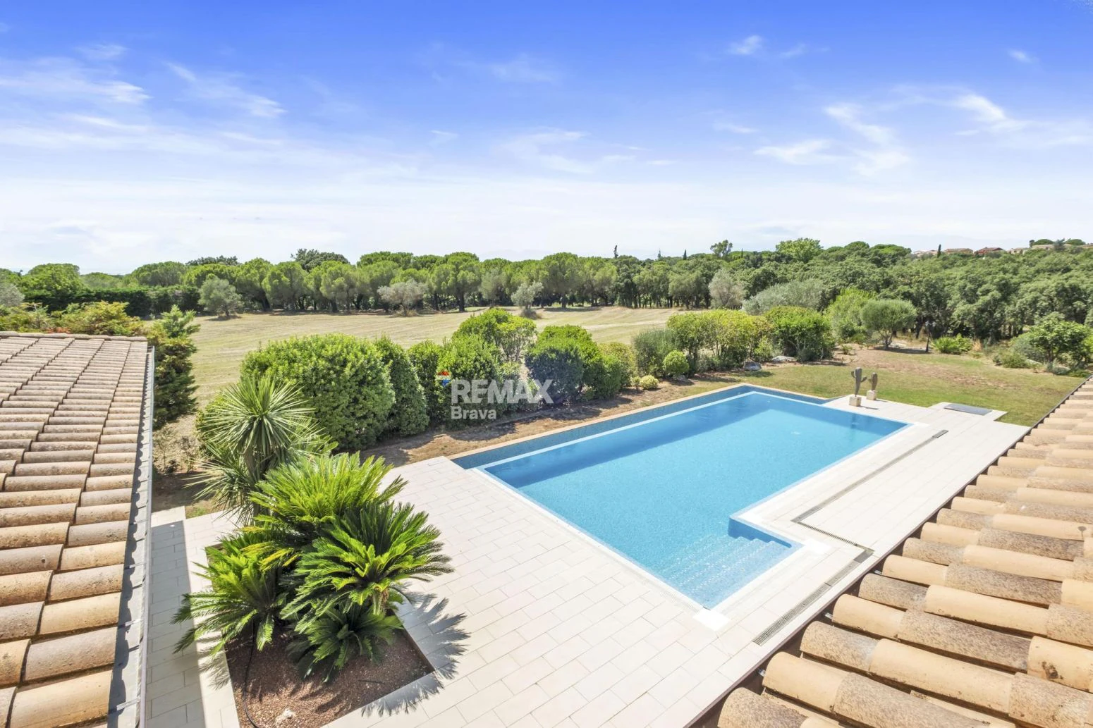 Villa Premium en Primera Línea de Golf en Peralada con Amplios Jardines y Privacidad Total