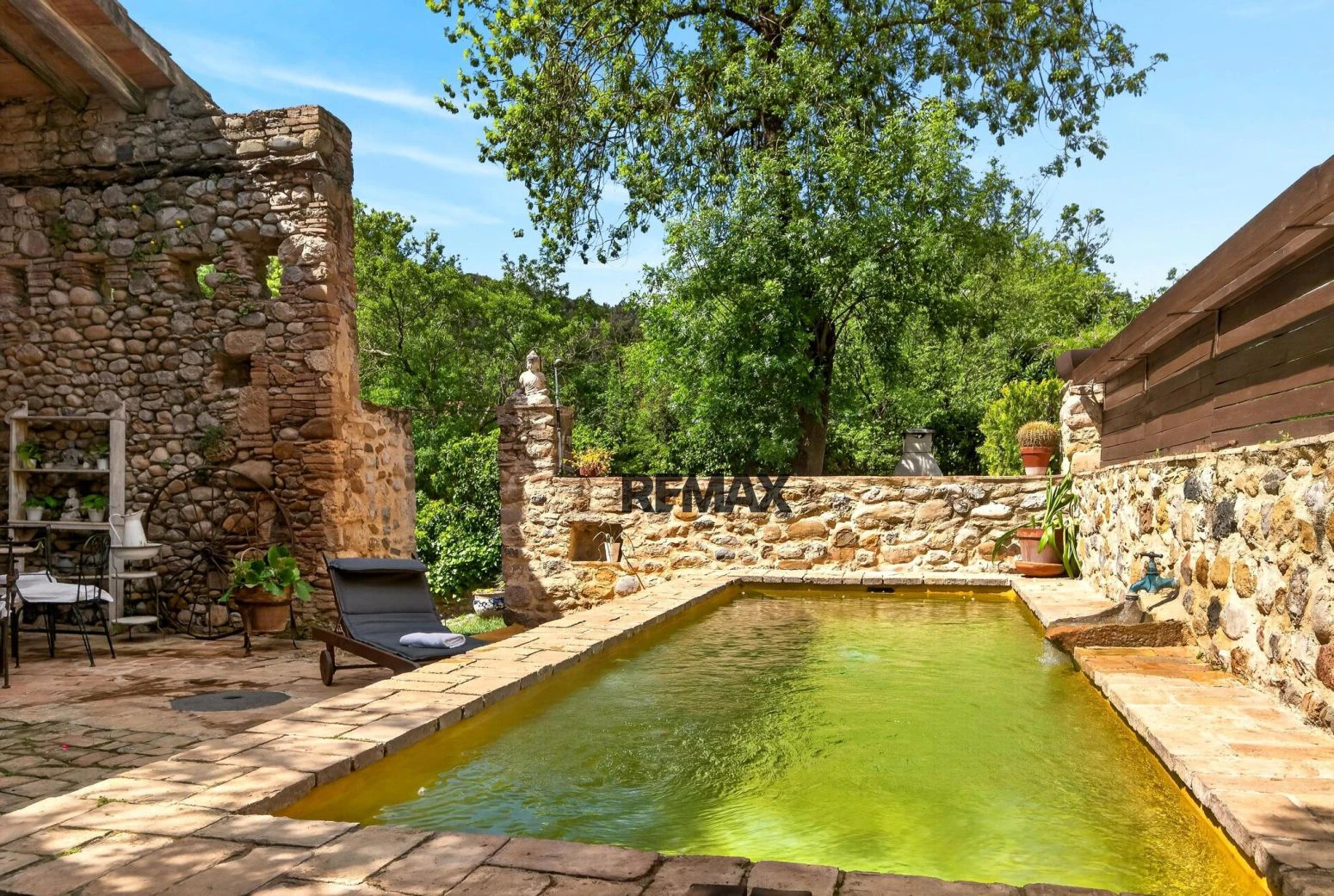 Casa de pueblo con encanto y más de 500 m² entre el Pla de l’Estany y l’Alt Empordà con licencia turística