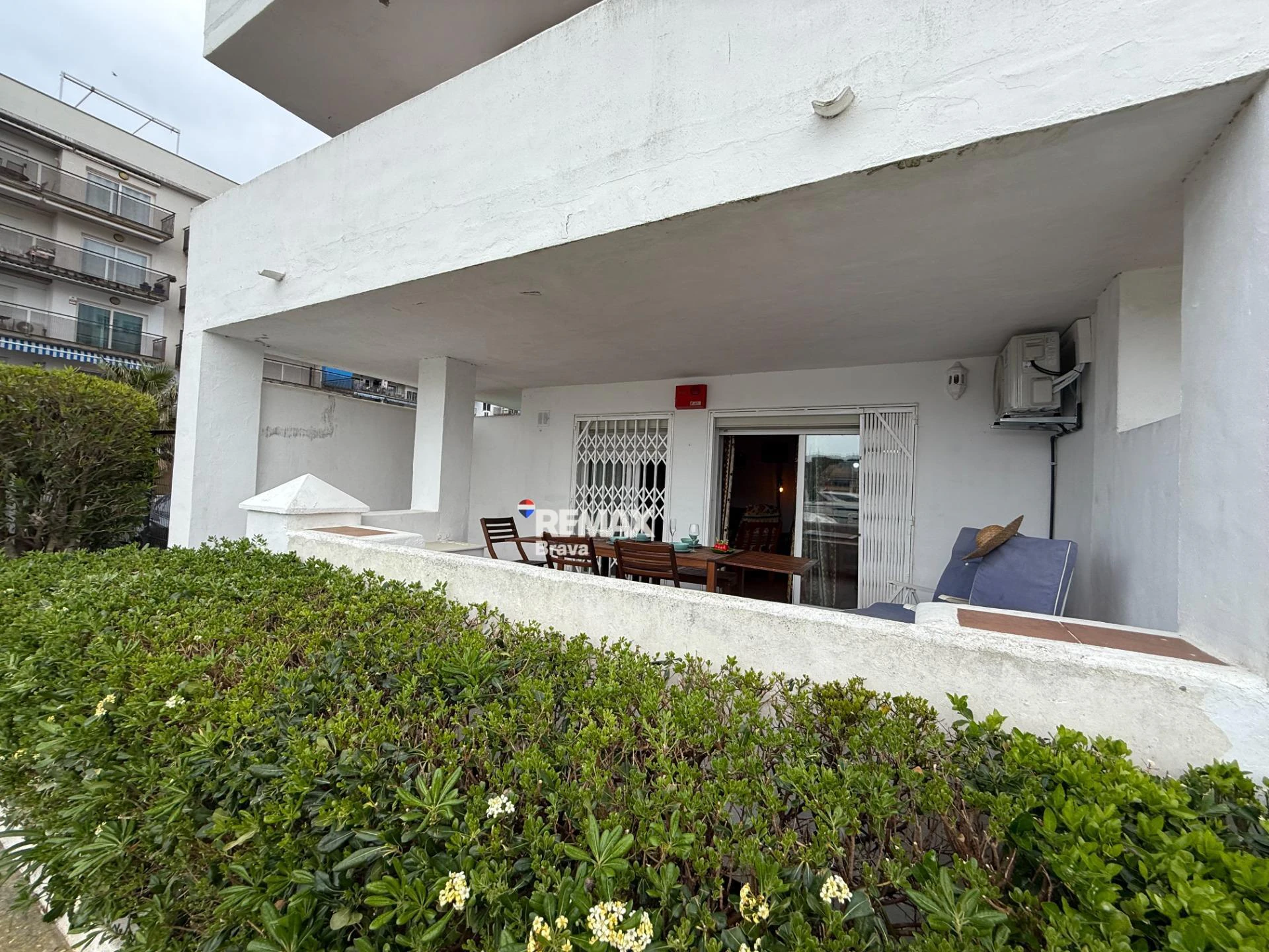 Exclusivo apartamento con amarre privado, gran terraza y licencia turística en Santa Margarida – Roses.