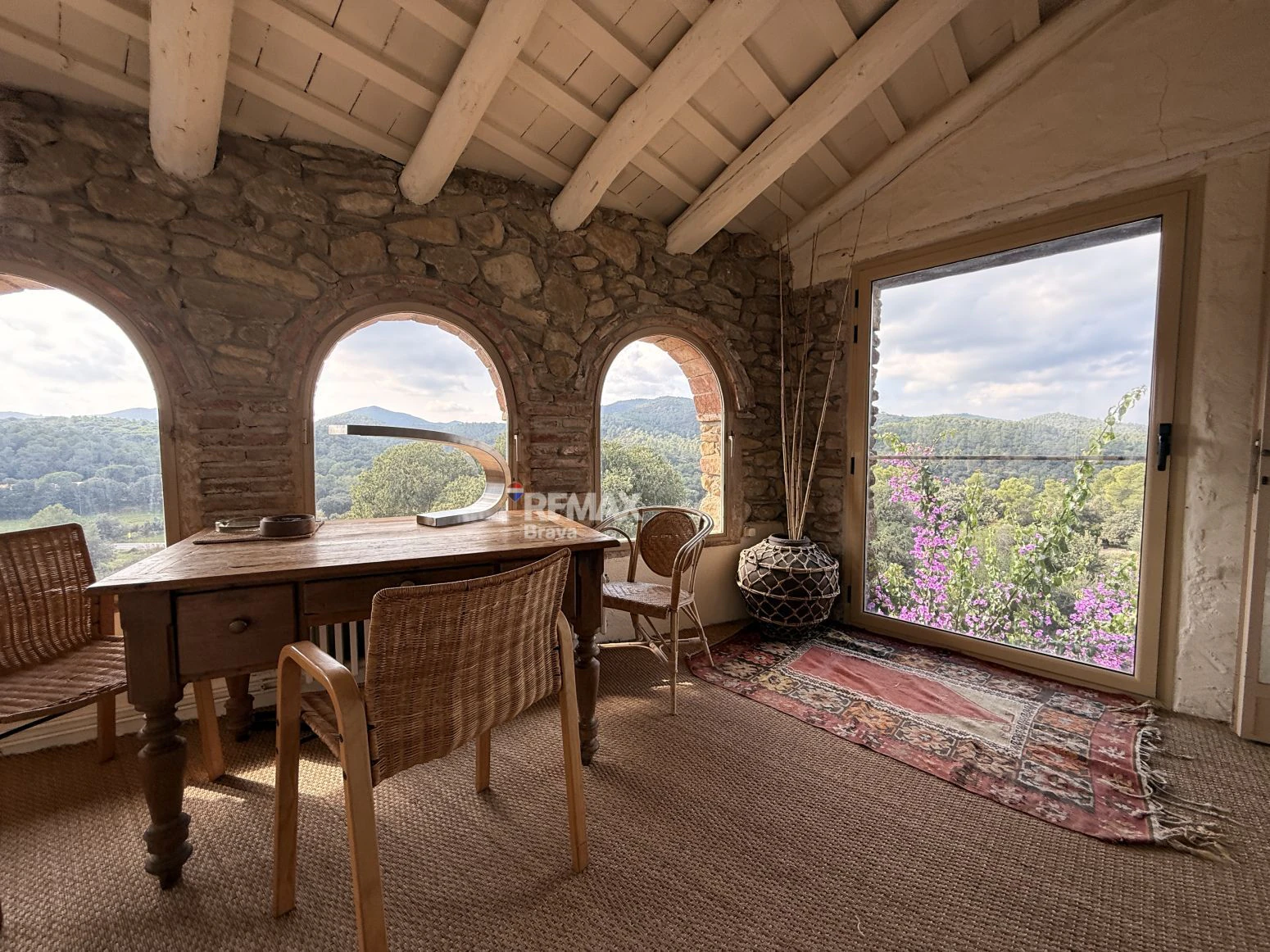 Encantadora Casa de Piedra Restaurada en el Corazón Histórico de Madremanya