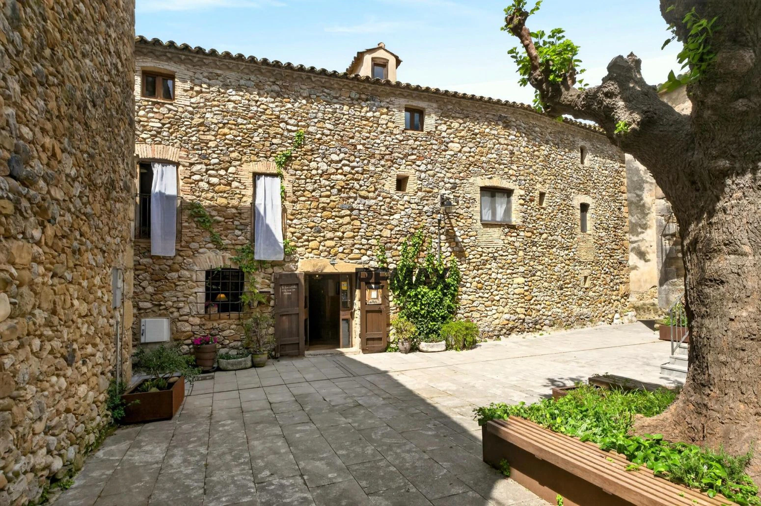 Casa de pueblo con encanto y más de 500 m² entre el Pla de l’Estany y l’Alt Empordà con licencia turística