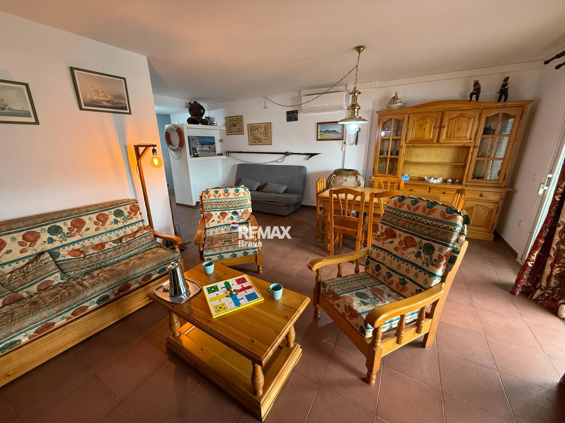Exclusivo apartamento con amarre privado, gran terraza y licencia turística en Santa Margarida – Roses.