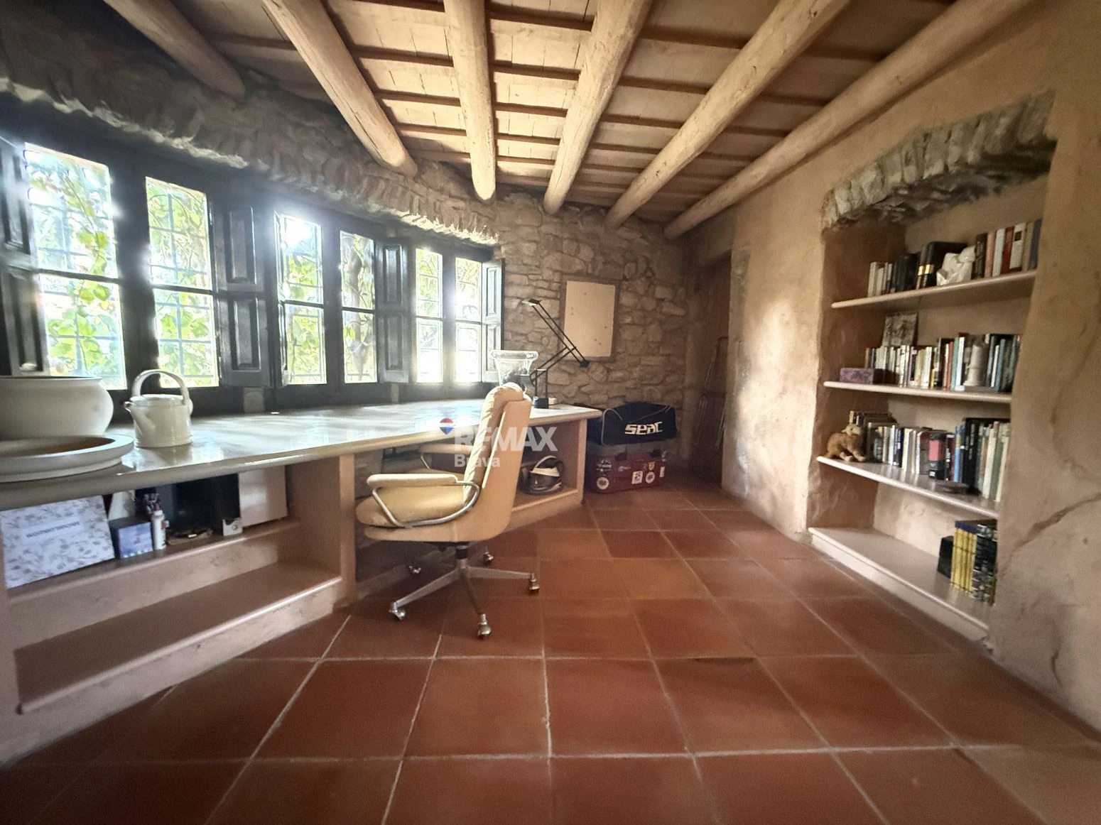 Encantadora Casa de Piedra Restaurada en el Corazón Histórico de Madremanya