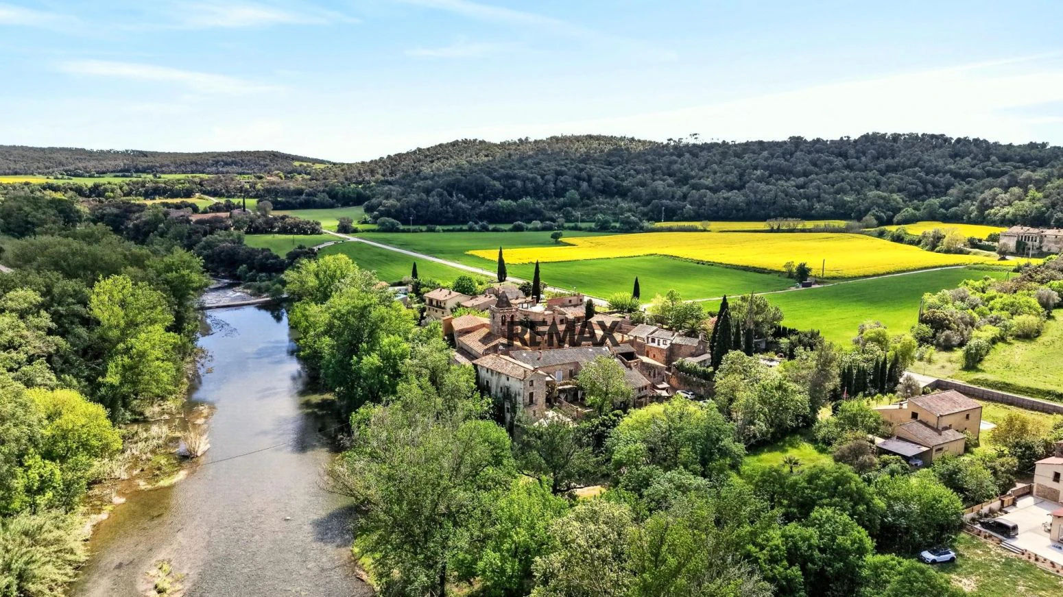 Casa de pueblo con encanto y más de 500 m² entre el Pla de l’Estany y l’Alt Empordà con licencia turística