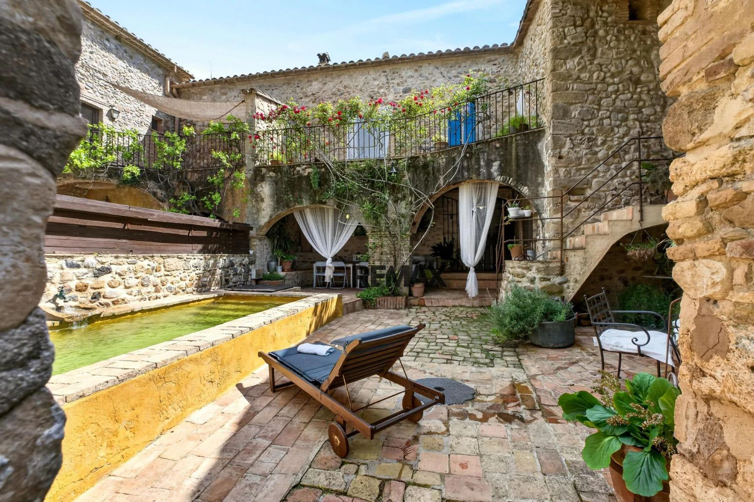 Casa de pueblo con encanto y más de 500 m² entre el Pla de l’Estany y l’Alt Empordà con licencia turística
