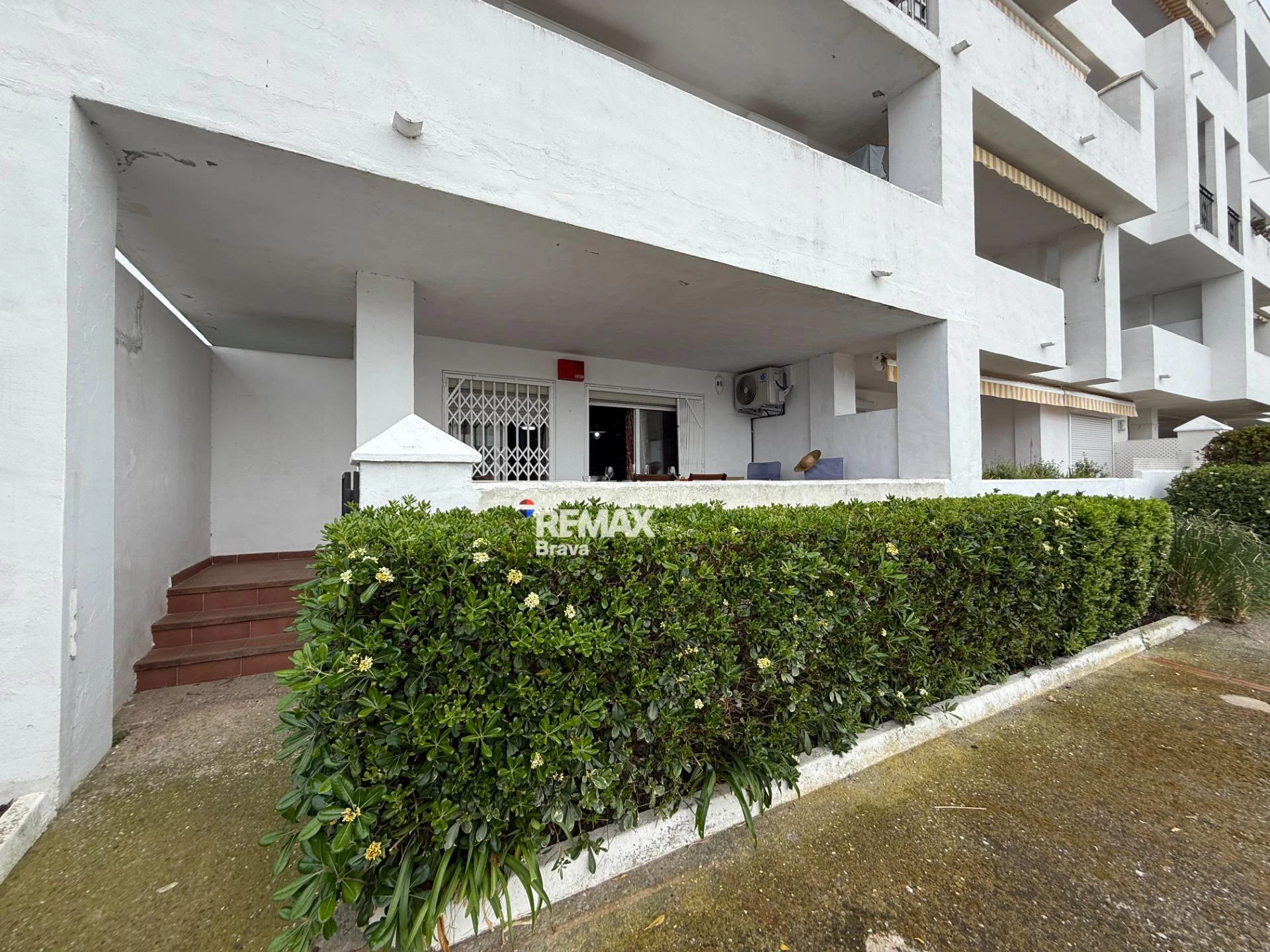 Exclusivo apartamento con amarre privado, gran terraza y licencia turística en Santa Margarida – Roses.