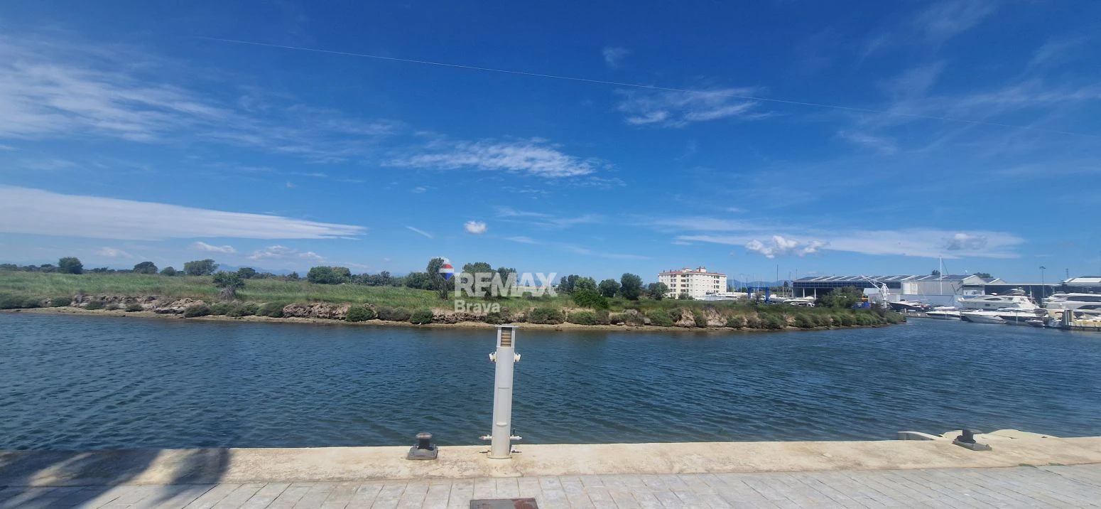 Apartamento con espectaculares vistas al canal en una de las mejores zonas de Santa Margarita, Roses