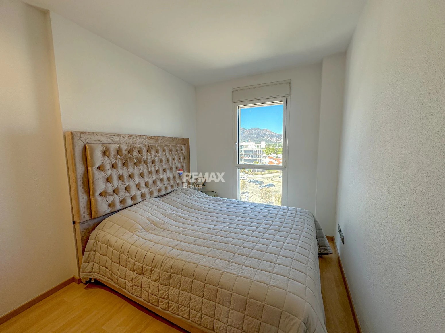 Exclusivo ático en Roses con vistas abiertas al canal y entorno natural