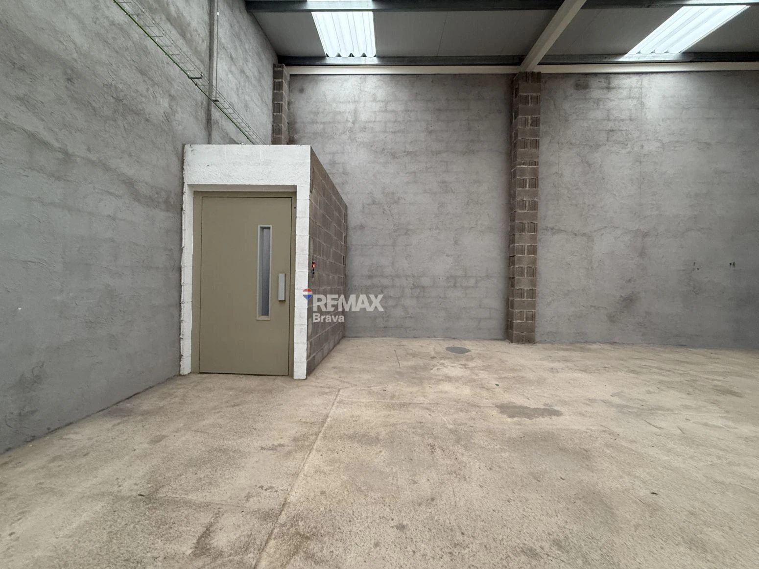 Nave industrial en Cadaqués ideal para empresa o pupilaje de barcos