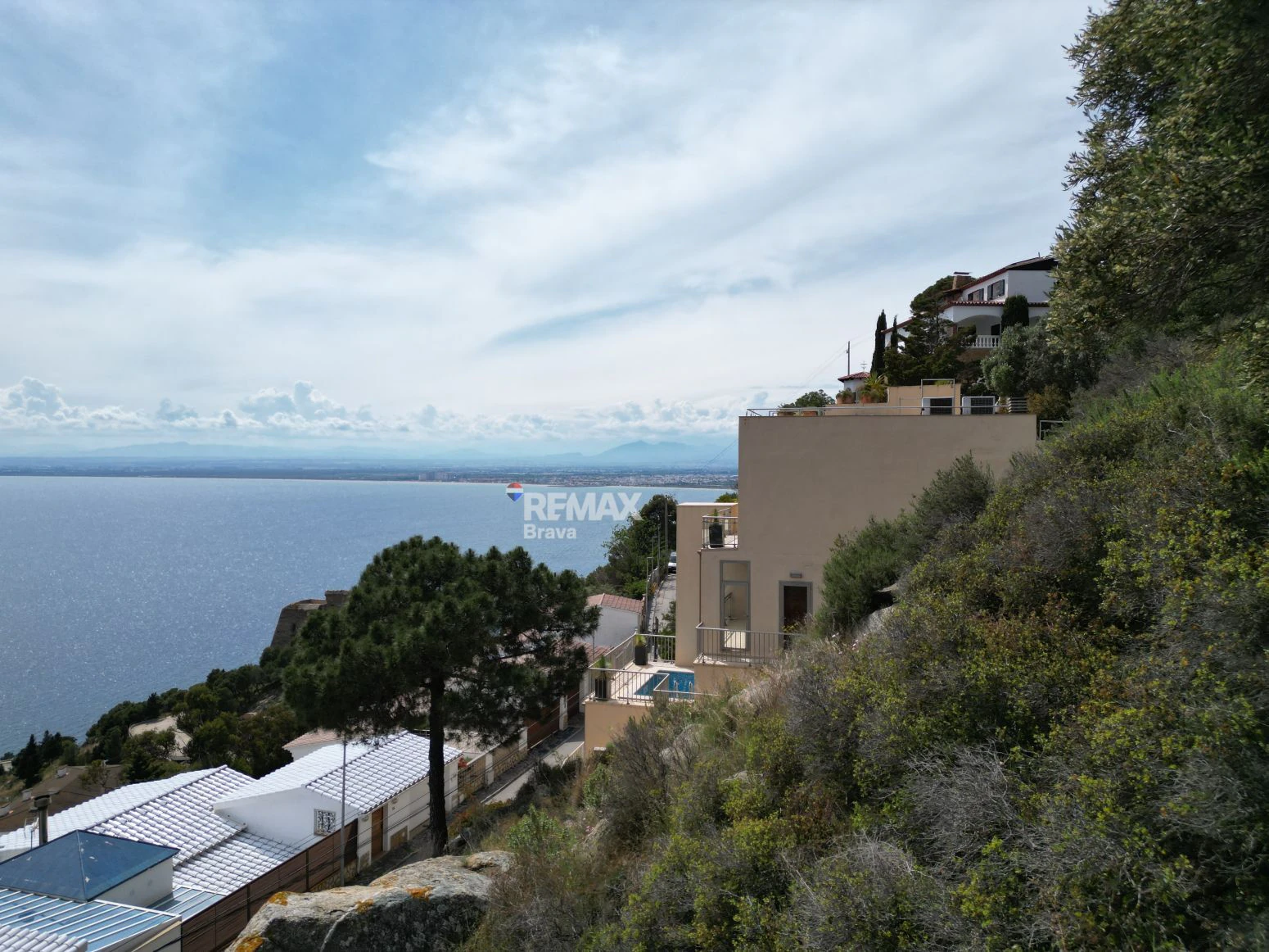 Parcela edificable de 660 m² en Roses con orientación sur y vistas panorámicas