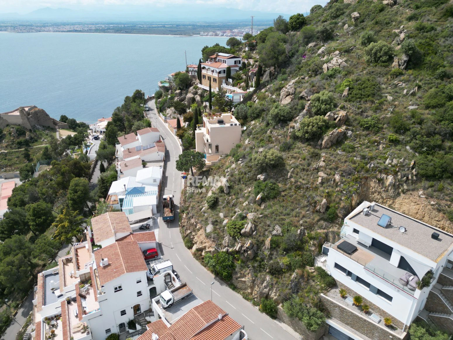 Terreno residencial de 628 m² en Roses con orientación sur y vistas panorámicas al mar