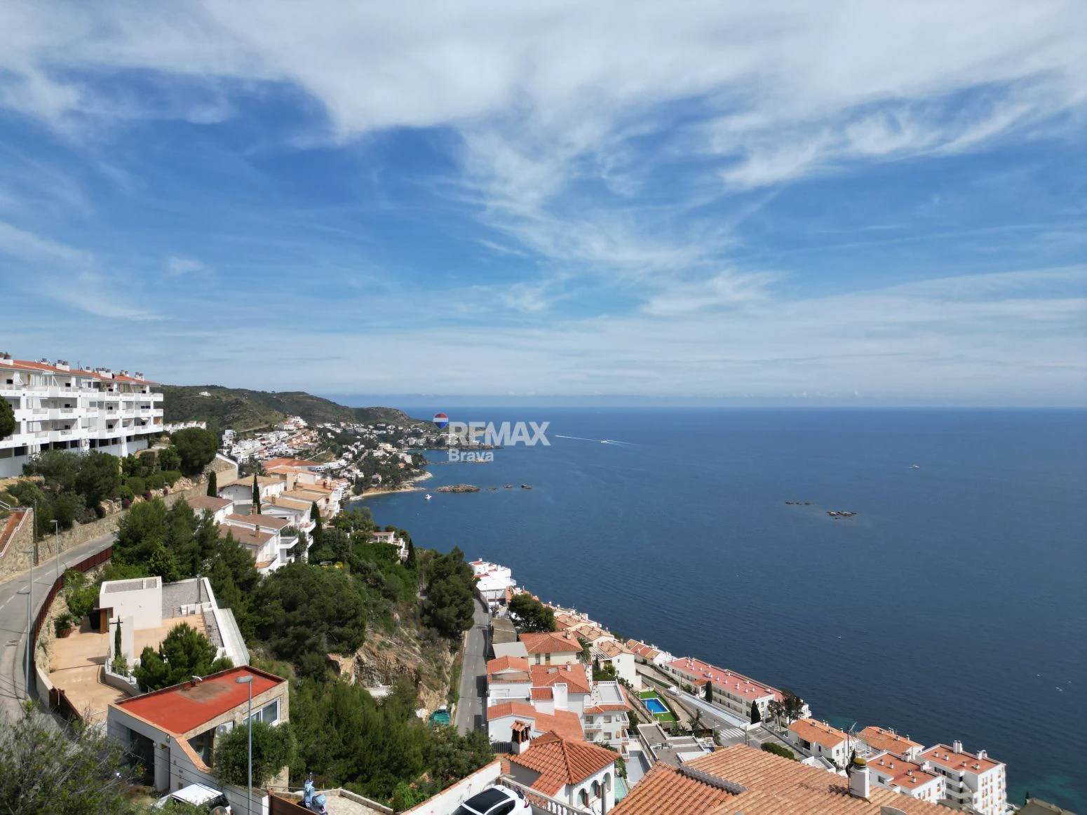Parcela edificable de 660 m² en Roses con orientación sur y vistas panorámicas