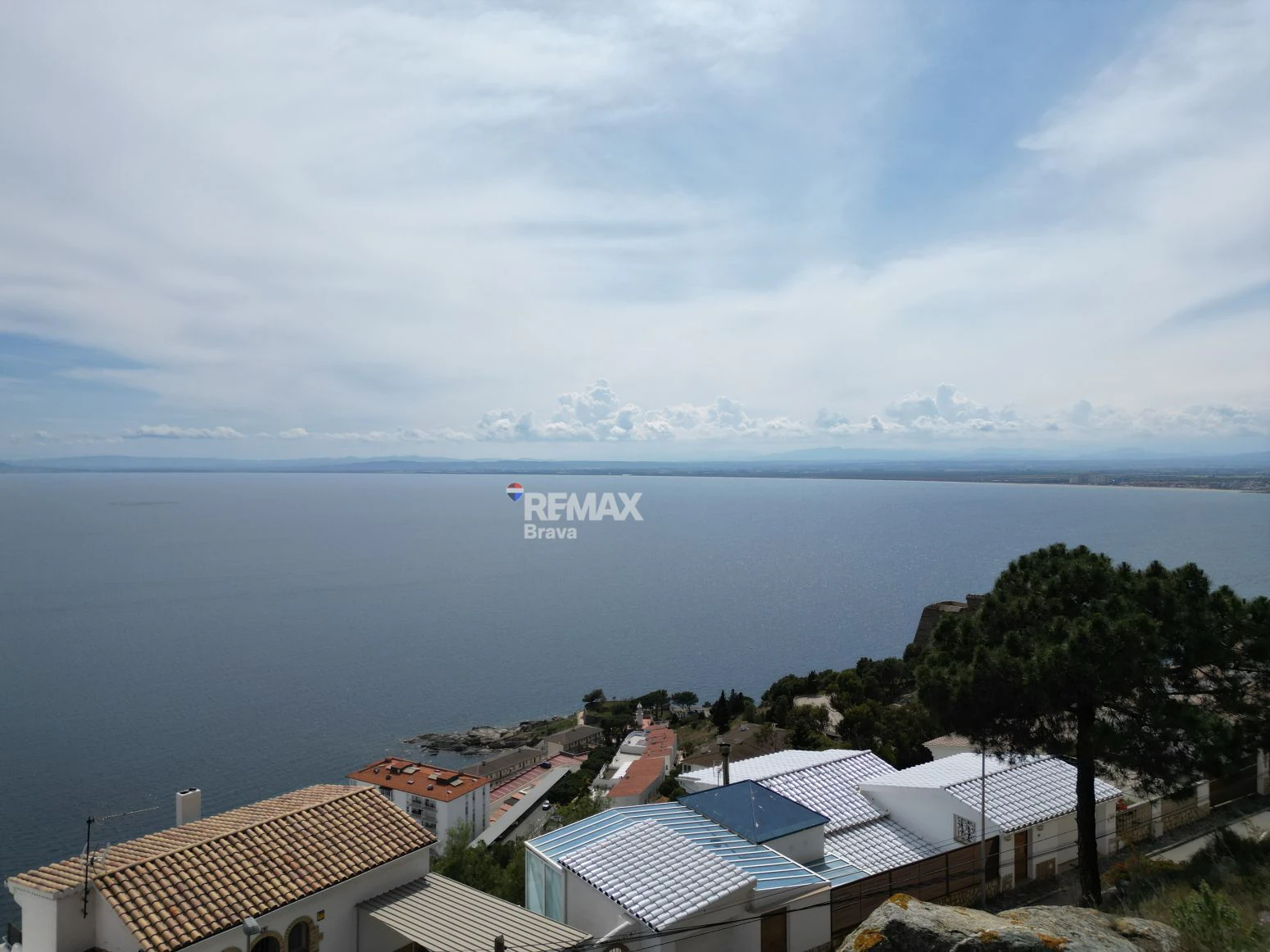 Terreno residencial de 628 m² en Roses con orientación sur y vistas panorámicas al mar