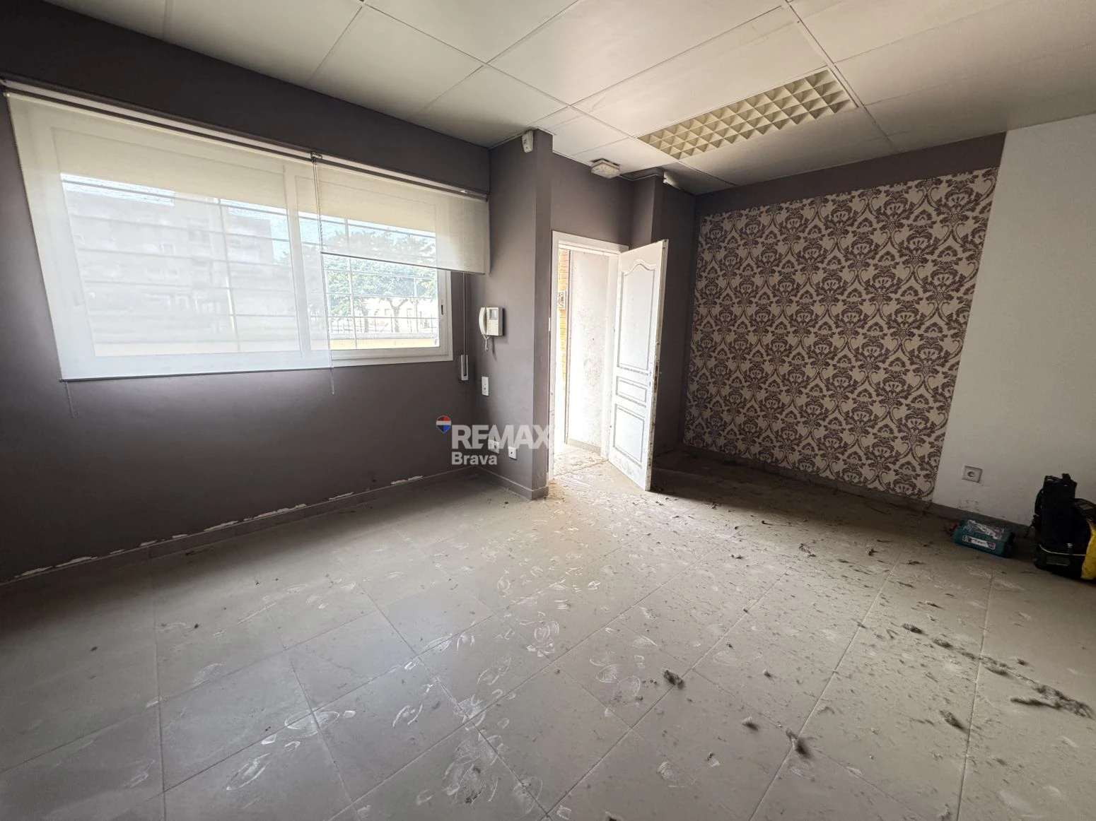 Local en buen estado ideal para despacho profesional o inversión en Girona capital