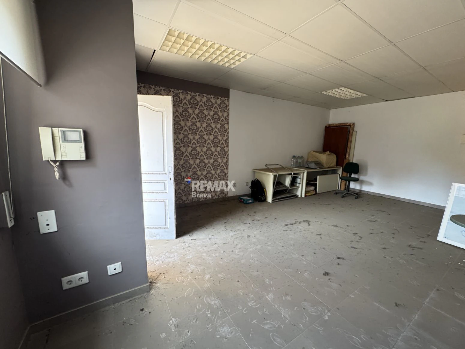 Local en buen estado ideal para despacho profesional o inversión en Girona capital