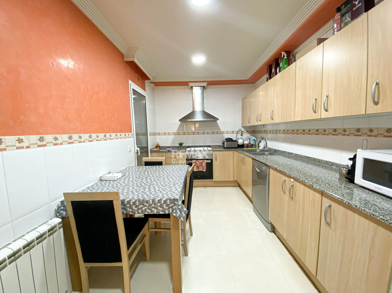 Excelente piso con terraza y parking en zona bien comunicada de Figueres