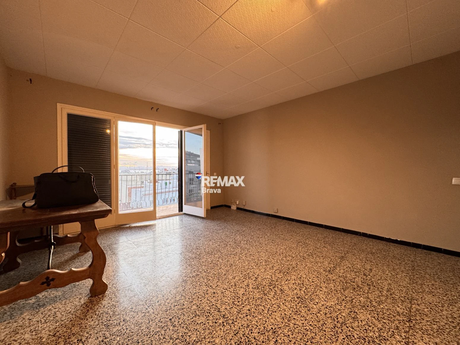 Apartamento con gran terraza y vistas al mar en pleno centro de Roses