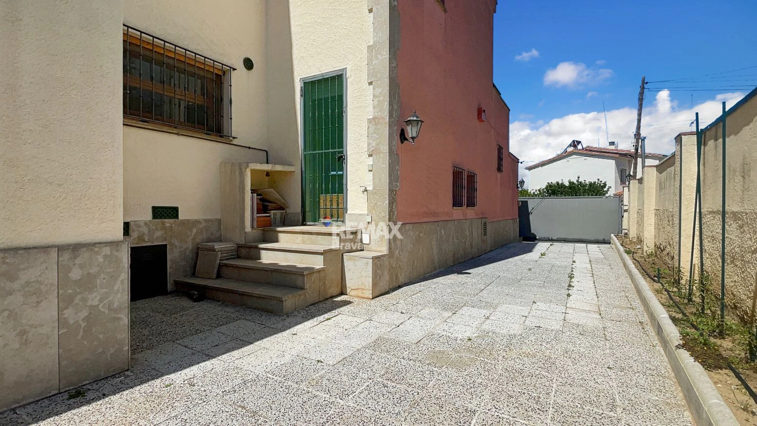 Roses – Mas Mates | Elegante villa con jardín, bodega y espacios llenos de luz
