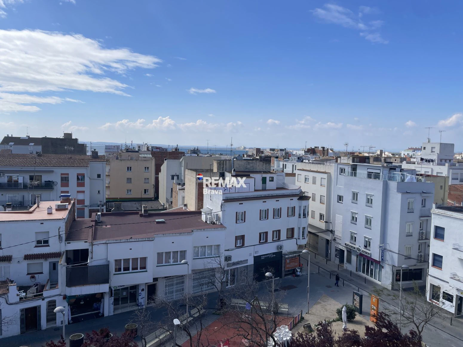 Apartamento con gran terraza y vistas al mar en pleno centro de Roses
