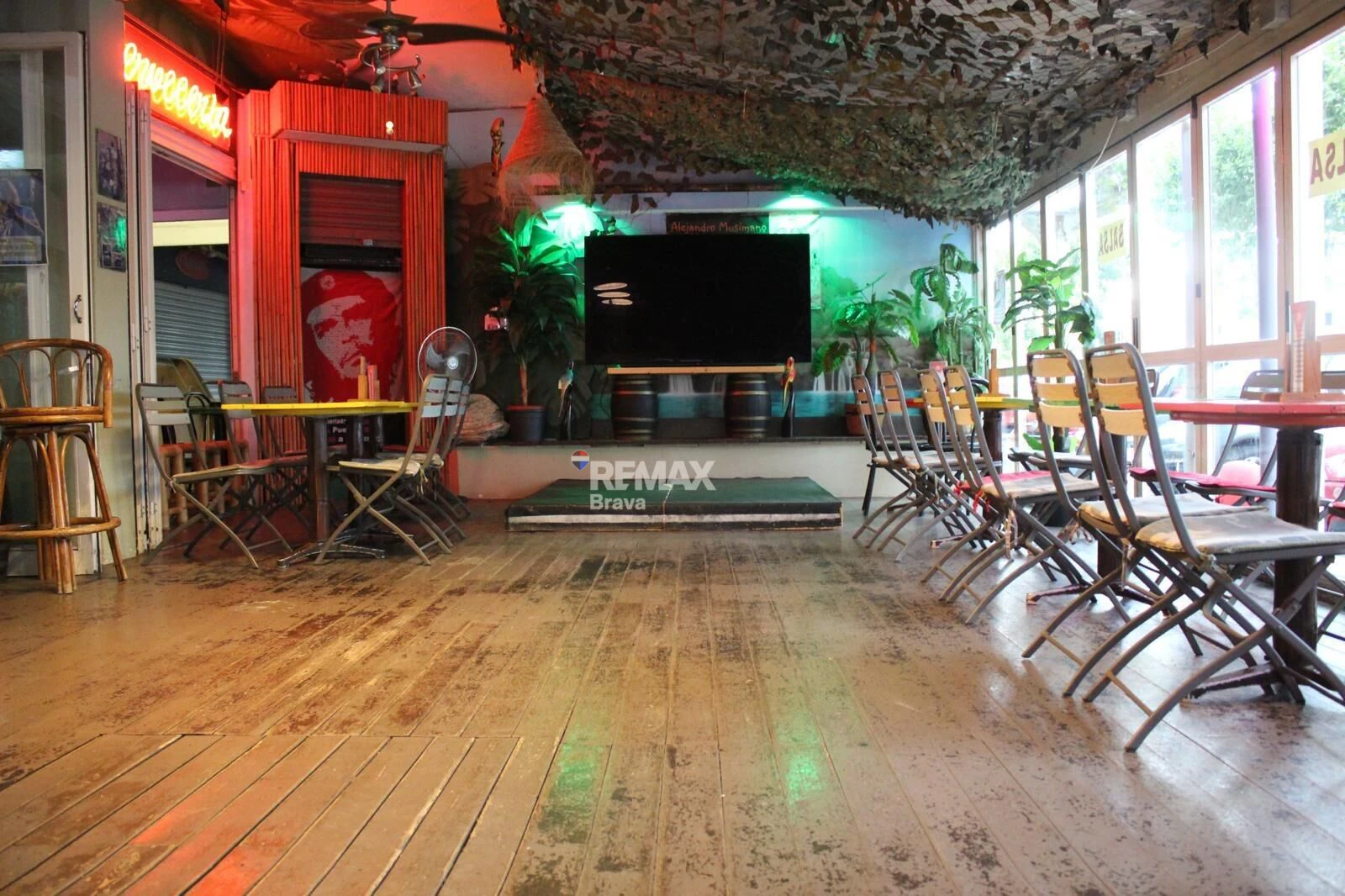 Legendario Coctel Bar de la Costa-Brava, Empuriabrava.