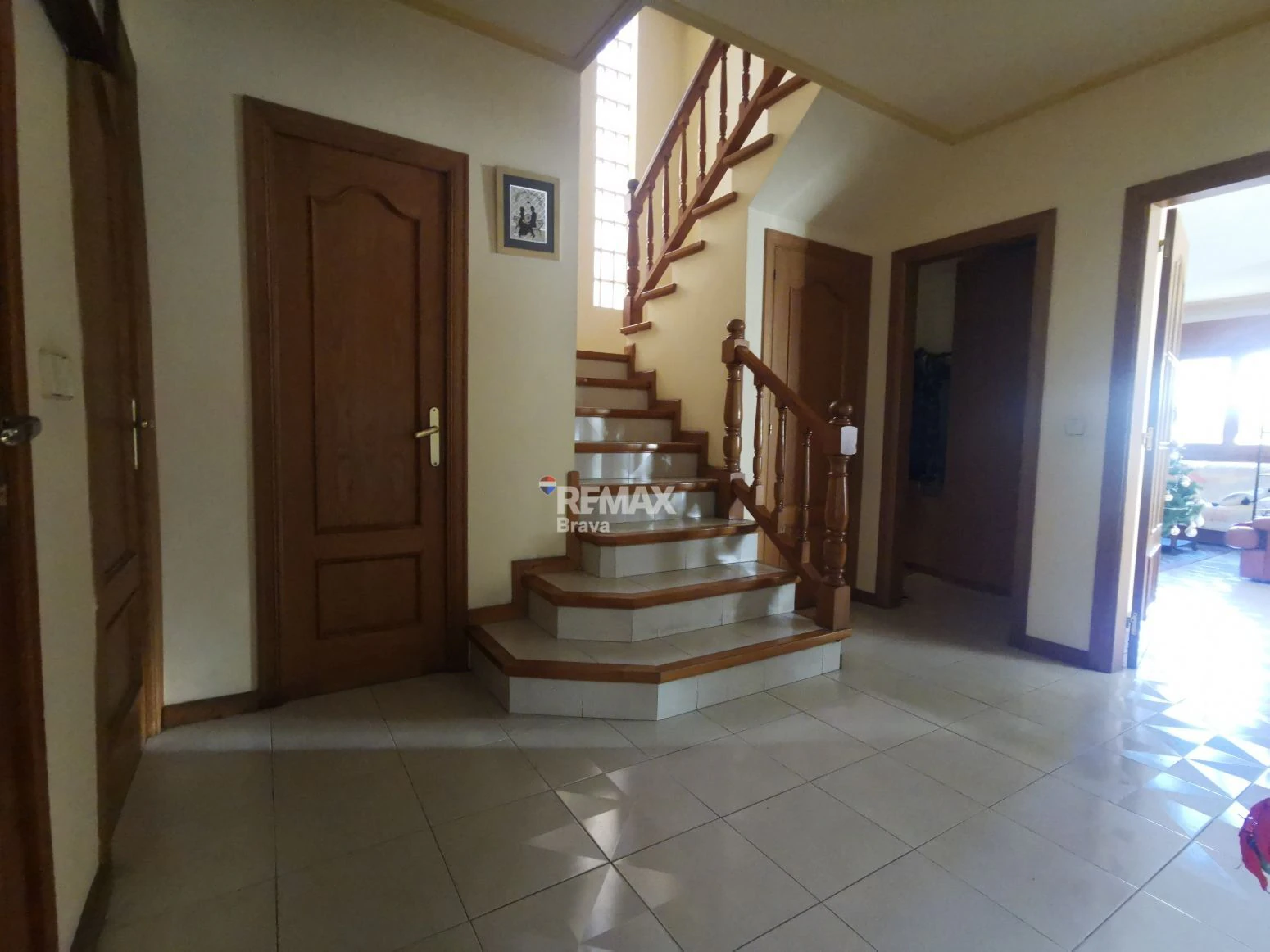 Villa con amplios espacios, jardín privado y buena ubicación en Girona
