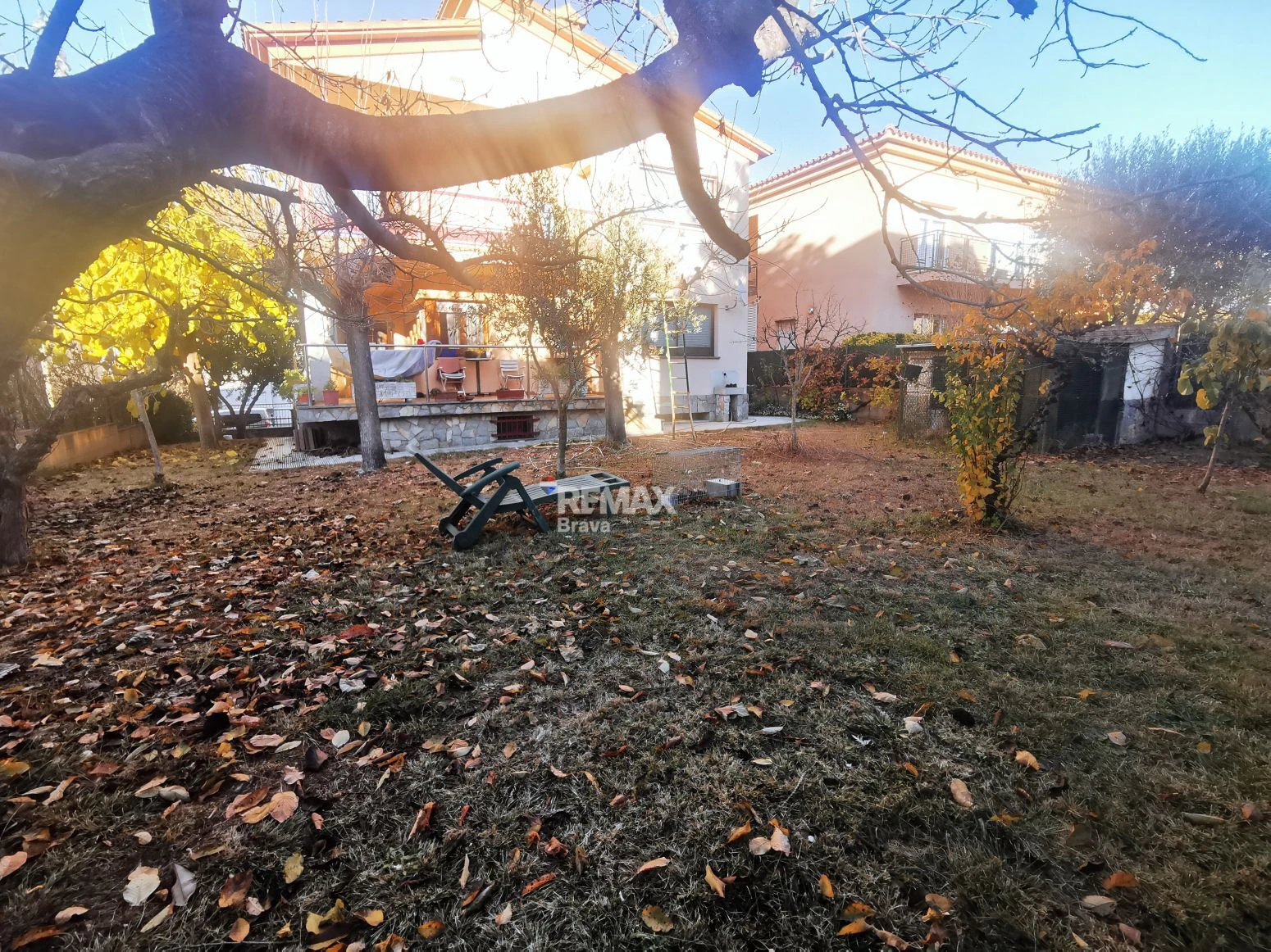 Villa con amplios espacios, jardín privado y buena ubicación en Girona