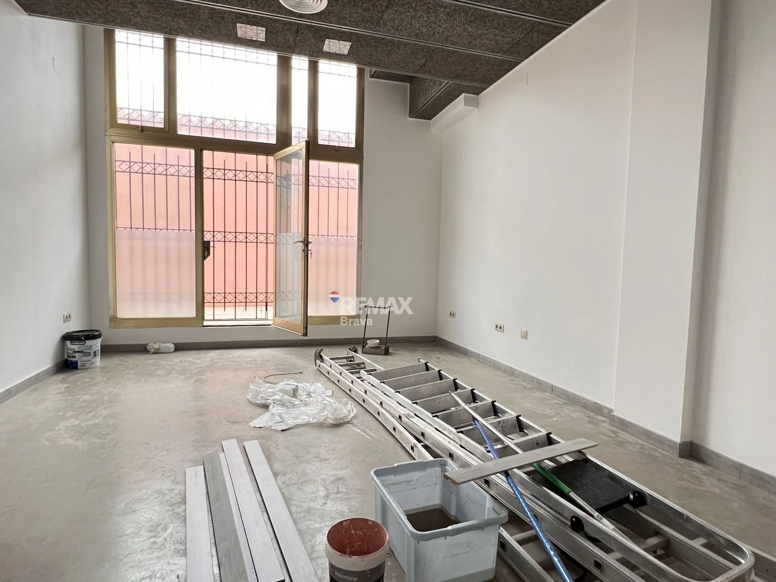 Local comercial de 200 m² con excelente visibilidad en La Bisbal d’Empordà